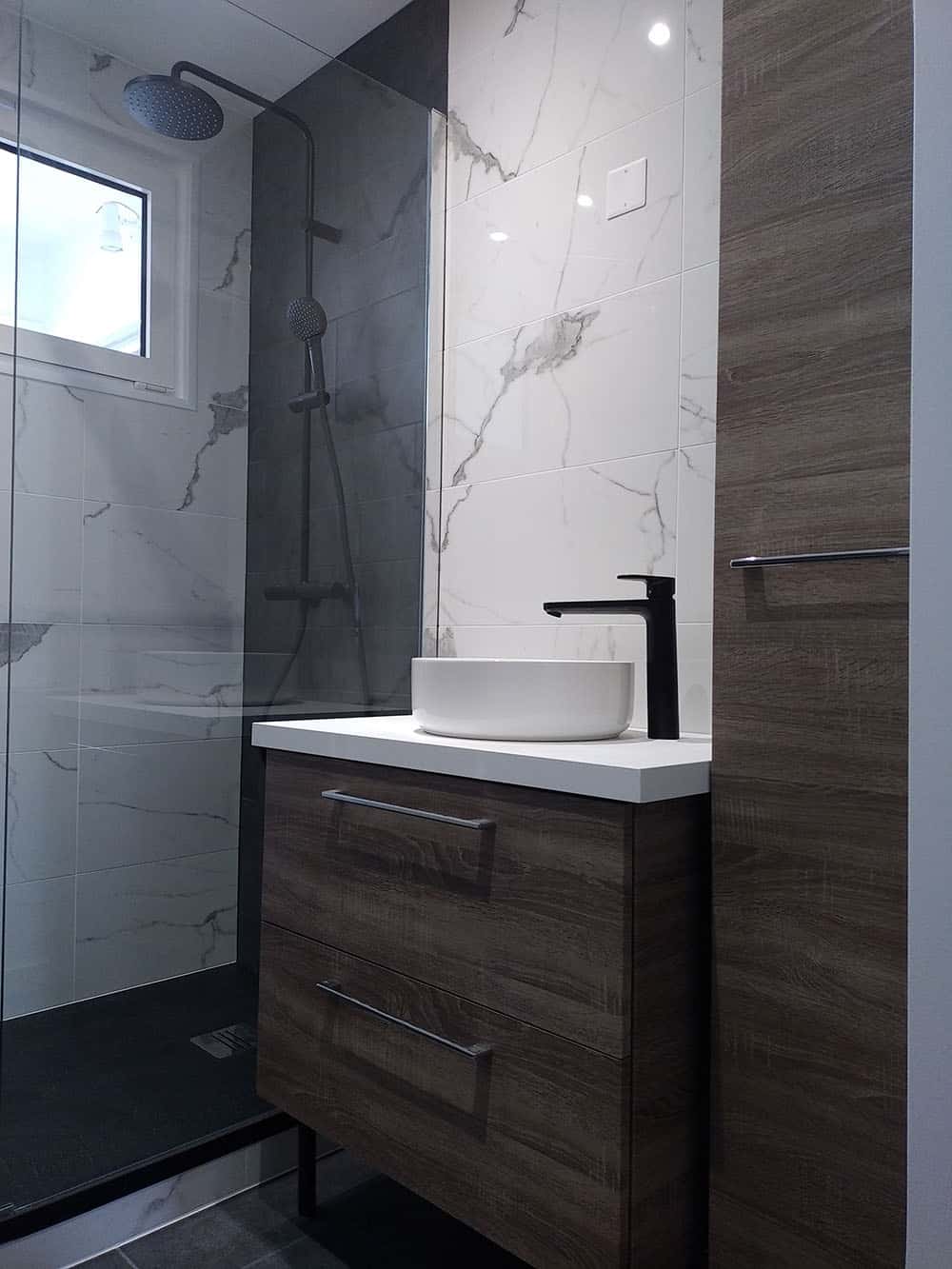 salle de bains rénovée par bee rénovation